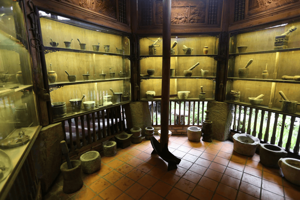 Various types of scales are used for measuring medicinal ingredients (Source: Bảo T&agrave;ng Y Học Cổ Truyền - Fito Museum)